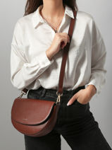 Sac Bandoulire Tradition Cuir Etrier Marron tradition ETRA065M-vue-porte